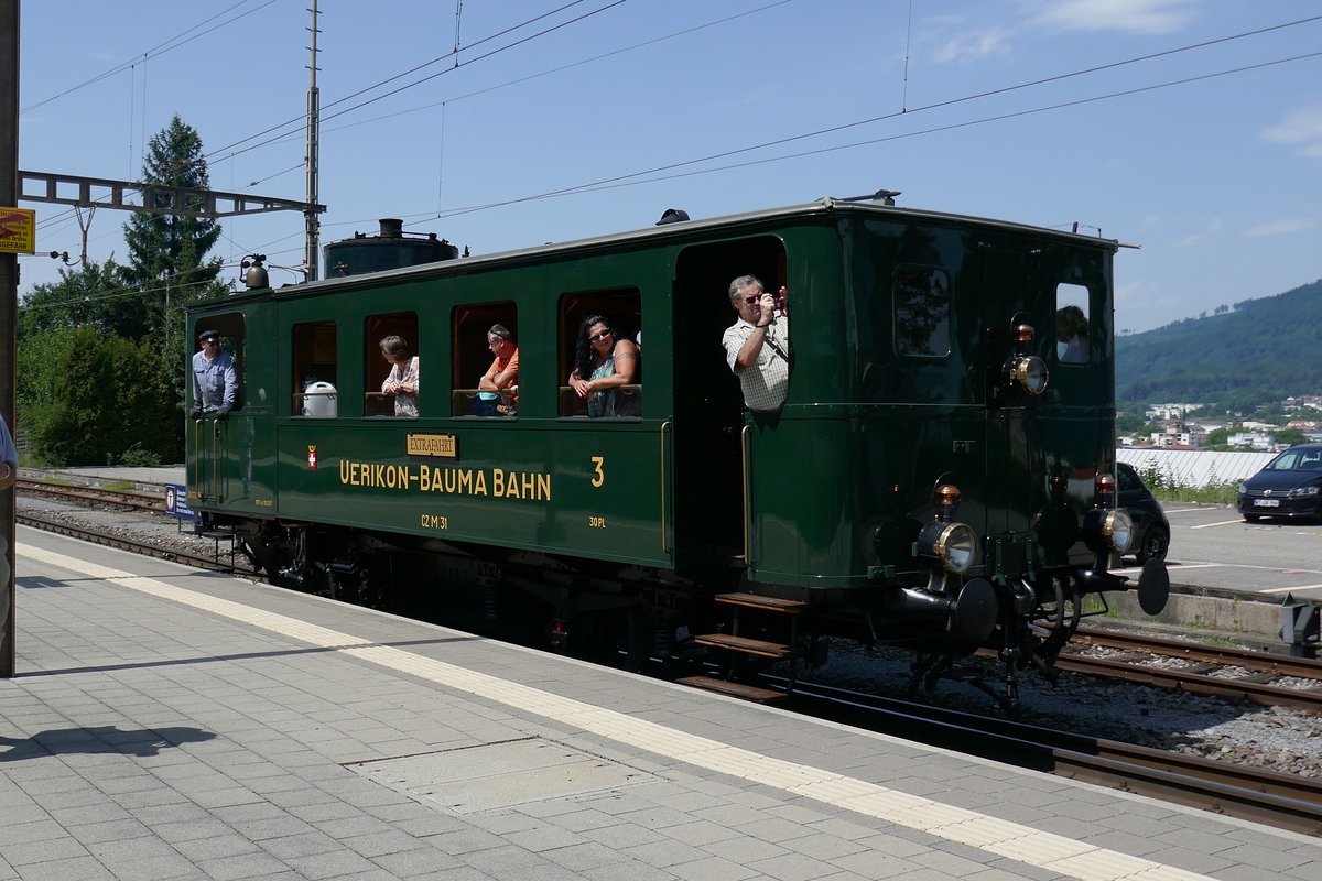 1.8.17, von Laufenburg nach Stein Säckingen fuhr der Üerikon Bauma Bahn Dampftriebwagen anlässlich des Triebwagentreffens, hier beim Umsetzen im Bahnhof Stein Säckingen.