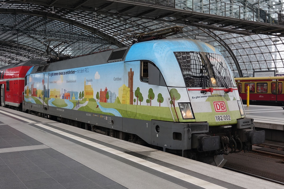 182 002 mit dem RE 1 nach Frankfurt/Oder bei der Ausfahrt in Berlin Hauptbahnhof am 15.04.2017