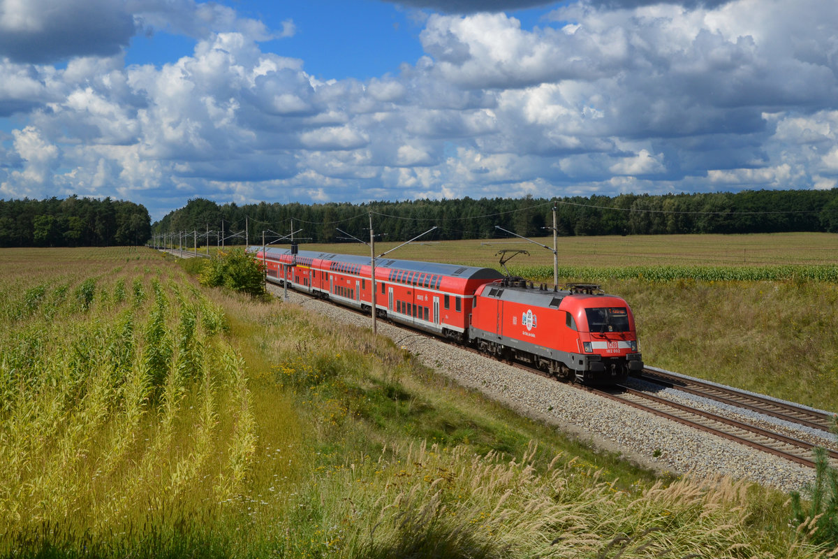 182 002 mit einem RE am 27.08.2014 bei Rosengarten.