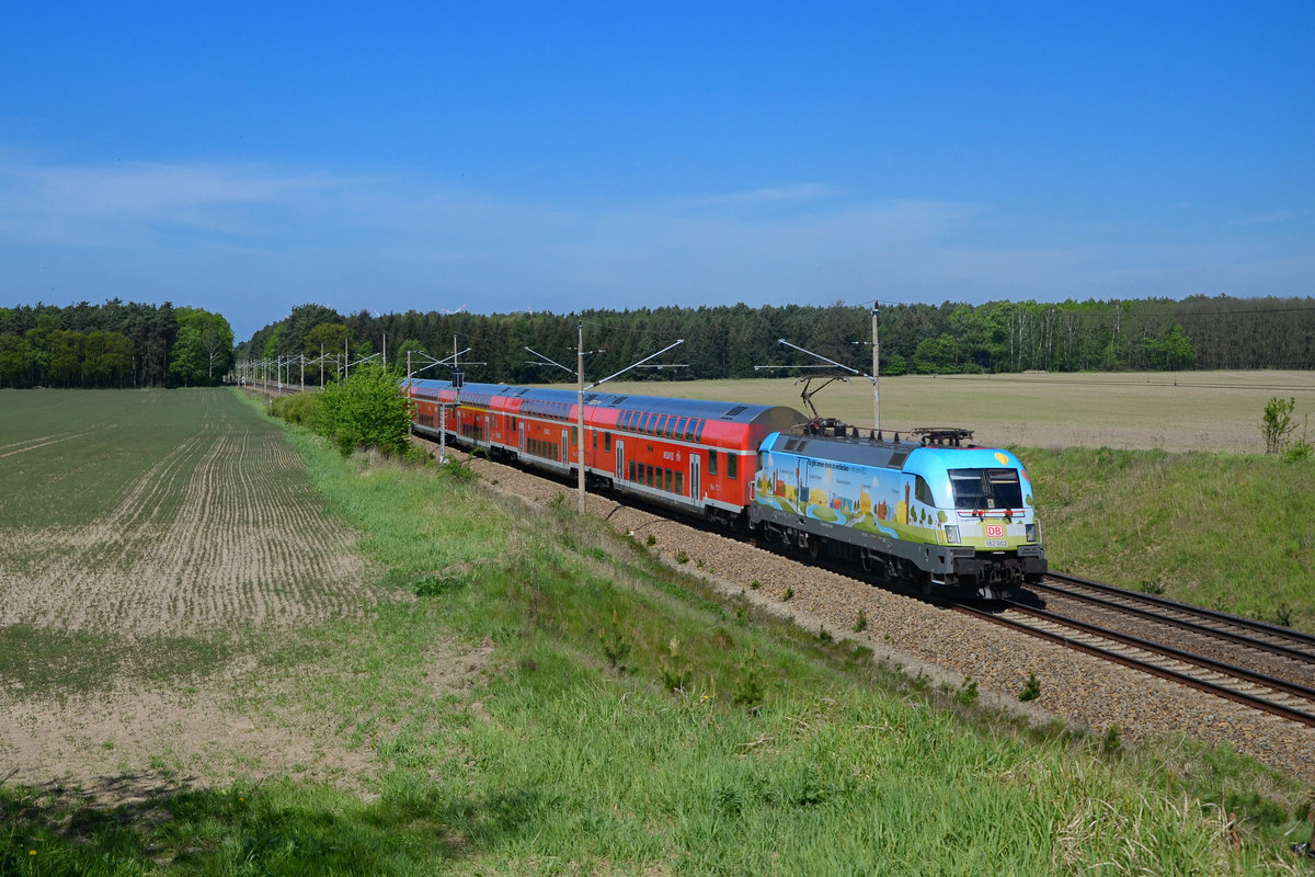 182 002 mit einem RE am 10.05.2016 bei Rosengarten. Bahnbilder.de