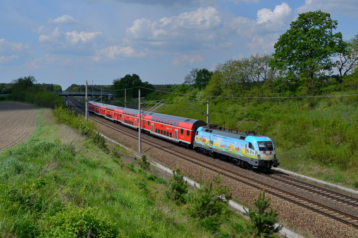 182 002 mit einem RE am 11.05.2016 bei Frankfurt-Rosengarten. 