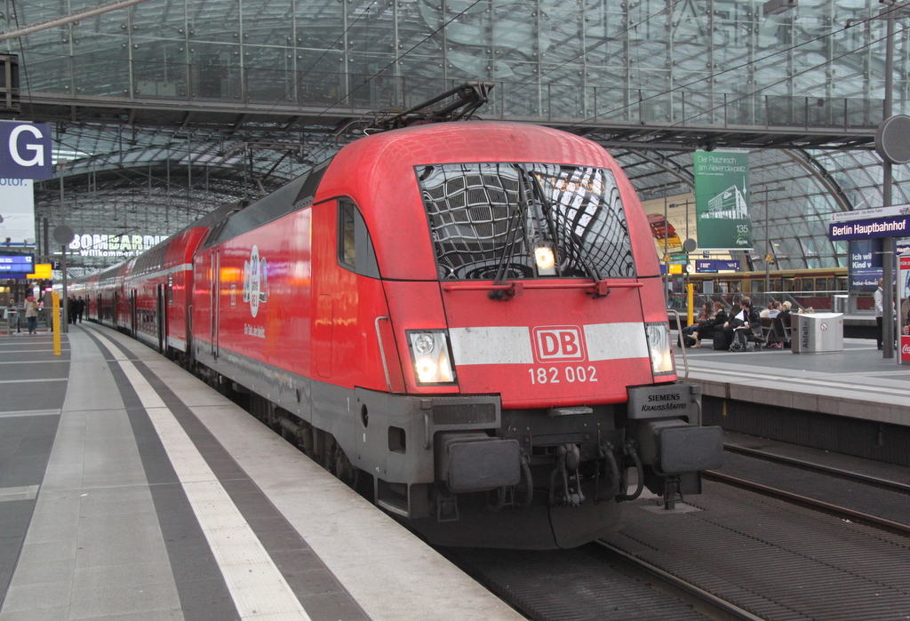 182 002 mit RE 90055 von Berlin-Wannsee nach Frankfurt(Oder)stand am Morgen des 26.09.2014 im Berliner Hbf.