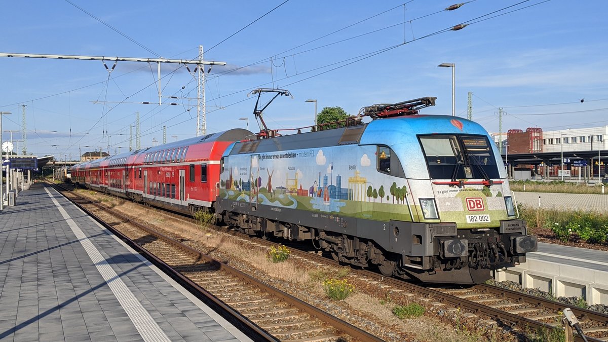 182 002 steht hier mit einer RE1 Garnitur am Gleis 8. Aufgrund von Bauarbeiten fährt er über Calau und Lübbenau nach Berlin. Cottbus den 15.06.2020.