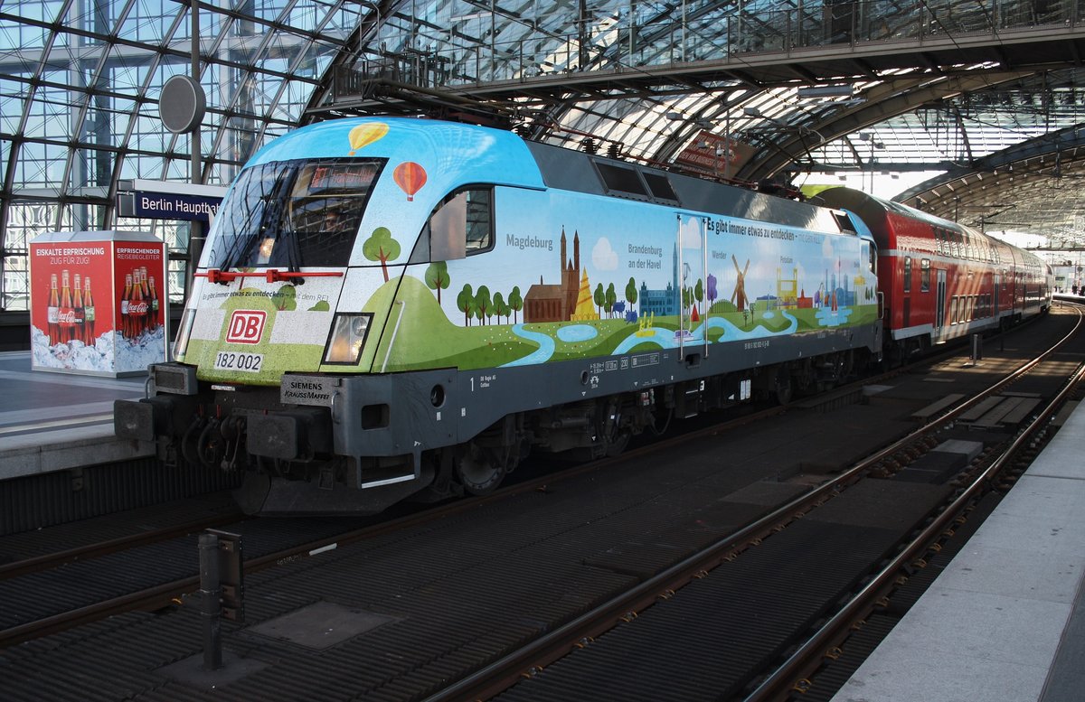 182 002 wartet am 13.5.2016 mit RE1 (RE18125) von Magdeburg Hauptbahnhof nach Frankfurt(Oder) in Berlin Hauptbahnhof auf Weiterfahrt. 