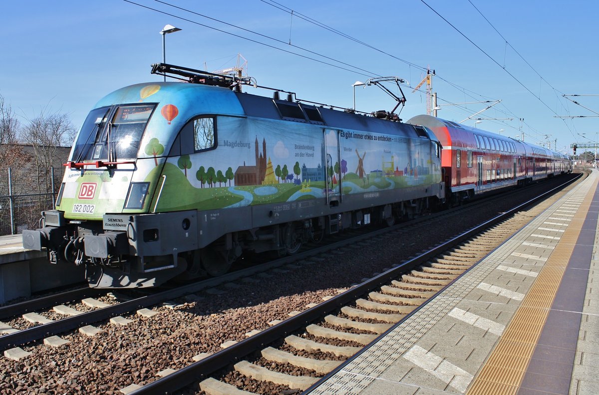 182 002 wartet am 18.3.2018 mit dem RE1 (RE3113) von Magdeburg Hauptbahnhof nach Frankfurt(Oder) in Erkner auf Abfahrt.