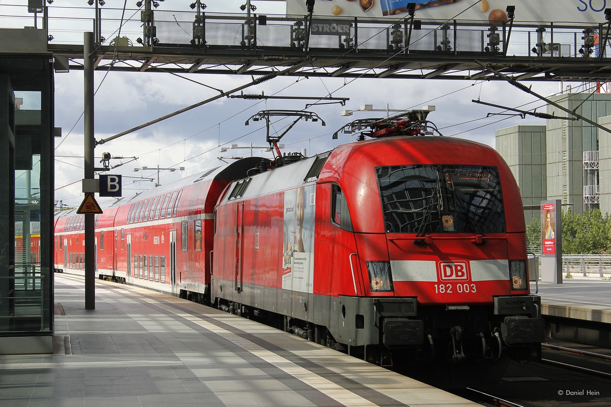 182 003 mit einem RE in Berlin Hbf, am 10.08.2016.