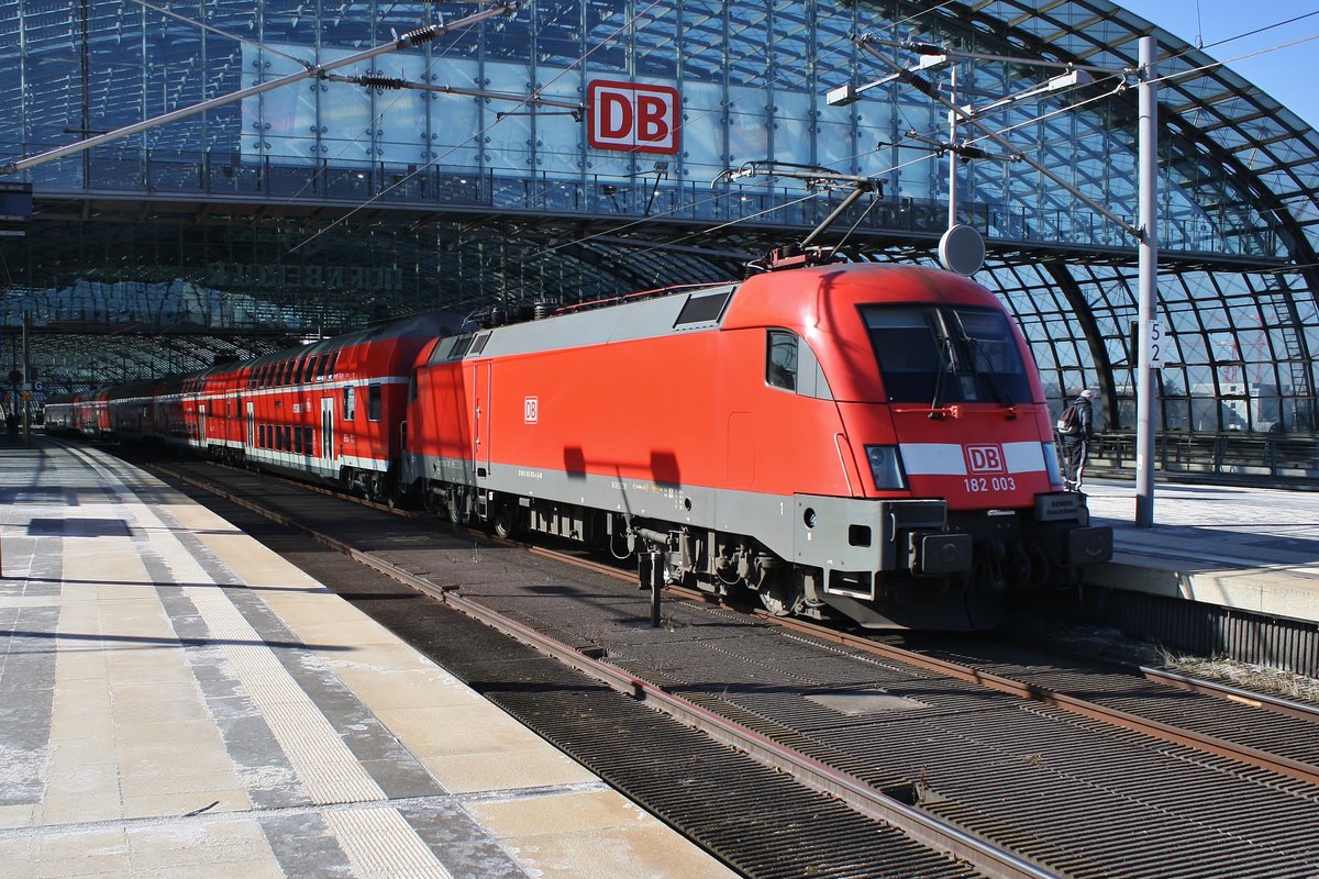 182 003 schiebt am 18.3.2018 den RE1 (RE3176) von Frankfurt(Oder) nach Brandenburg Hauptbahnhof in den Berliner Hauptbahnhof.