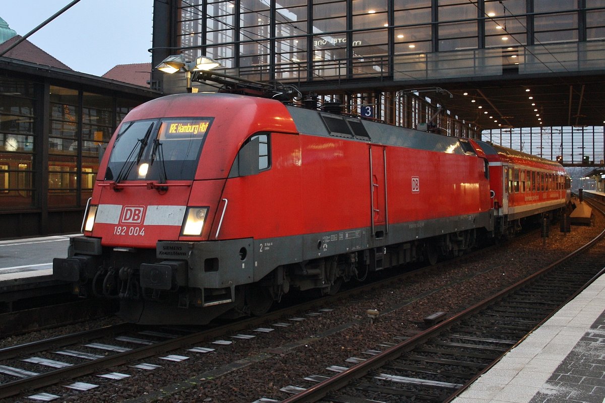 182 004 steht am 17.12.2016 mit dem IRE4276  Berlin-Hamburg-Express  von Berlin Ostbahnhof nach Hamburg Hauptbahnhof in Berlin Zoologischer Garten.