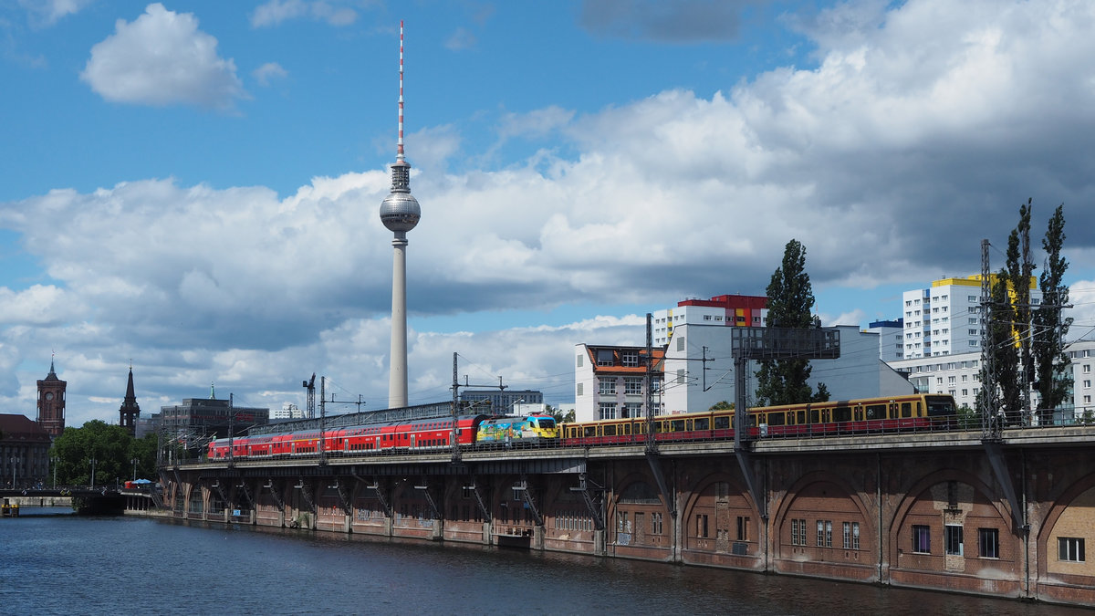 182 005-9  Theodor Fontane  zieht RE 1 (3181) über die Berliner Stadtbahn, hier an der Berliner Jannowotzbrücke, Richtung Frankfurt (Oder).
Parallel verkehrt die S-Bahn dazu bei ca. 60 km/h. Aufgenommen von der Michaelbrücke.

Berlin, der 12.07.2020