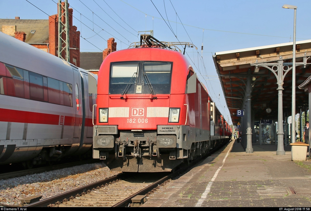 182 006 (Siemens ES64U2) von DB Regio Nordost als IRE 4272 (IRE 1) von Berlin Ostbahnhof nach Hamburg Hbf steht im Bahnhof Stendal auf Gleis 2.
[7.8.2018 | 17:58 Uhr]