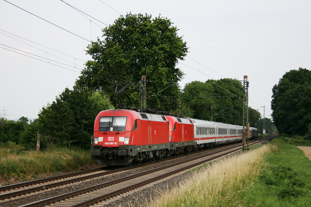 182 007 + 182 ??? mit einem nordwärts fahrenden InterCity auf der linken Rheinstrecke.
Aufgenommen am 1. Juli 2010 in Bornheim.
