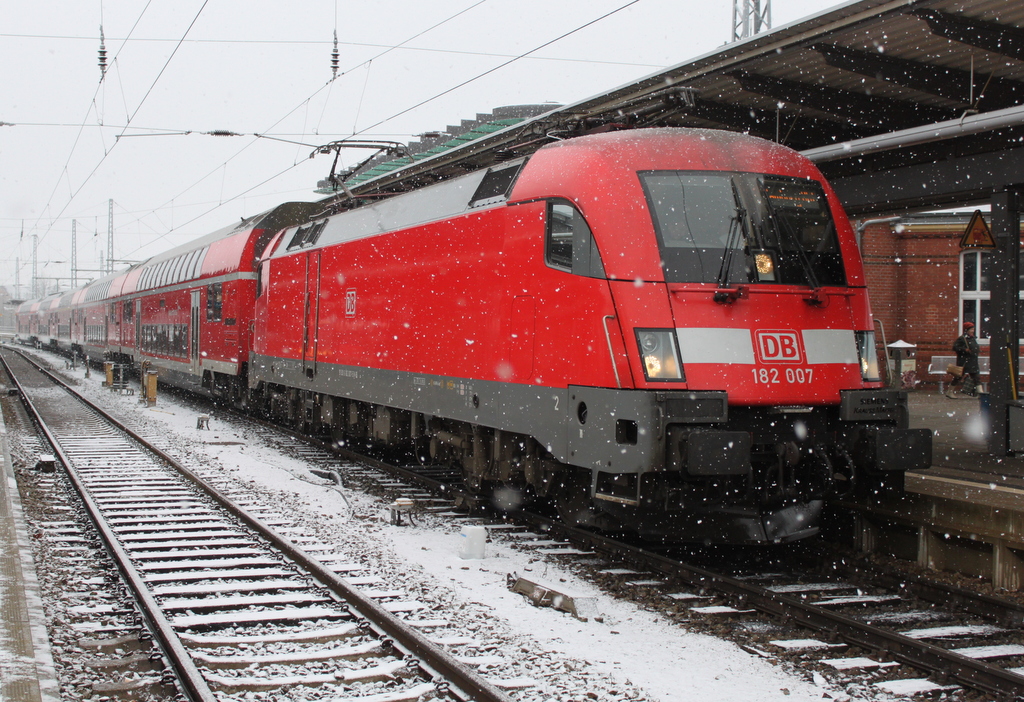 182 007-5 mit RE 4308(Rostock-Hamburg)kurz vor der Ausfahrt im Rostocker Hbf.16.01.2016
