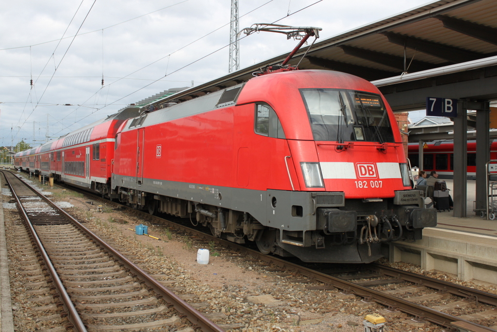 182 007-5 mit RE 4310(Rostock-Hamburg)kurz vor der Ausfahrt im Rostocker Hbf.18.09.2016 