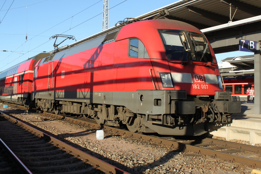 182 007-5 mit RE 4310(Rostock-Hamburg)kurz vor der Ausfahrt im Rostocker Hbf.02.12.2016