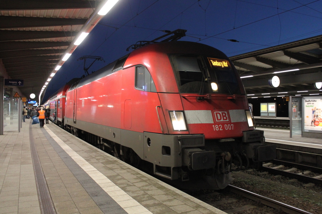 182 007-5 mit RE 4313(Hamburg-Rostock)kurz nach der Ankunft im Rostocker Hbf.18.11.2016
