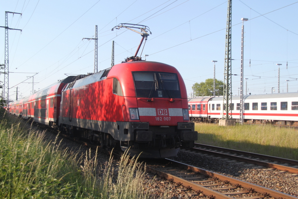 182 007-5 mit RE 4315(Hamburg-Rostock)bei der Einfahrt im Rostocker Hbf.12.06.2015