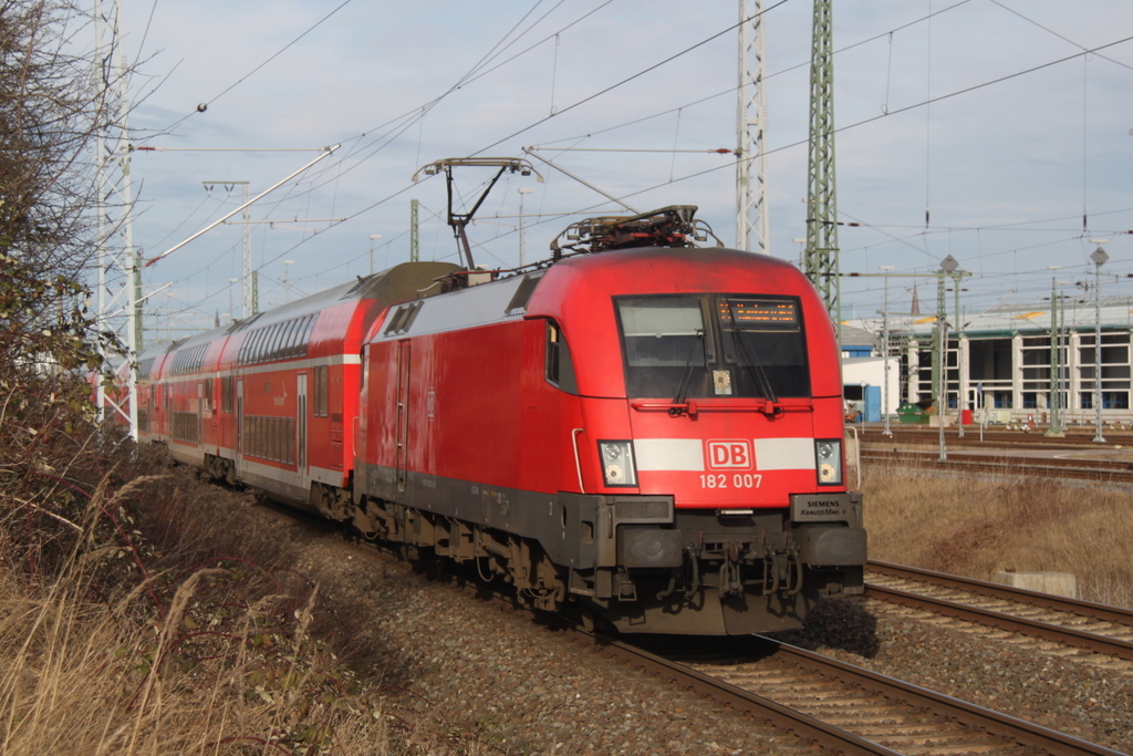 182 007-5 mit RE4310(Rostock-Hamburg)bei der Ausfahrt im Rostocker Hbf.07.02.2016