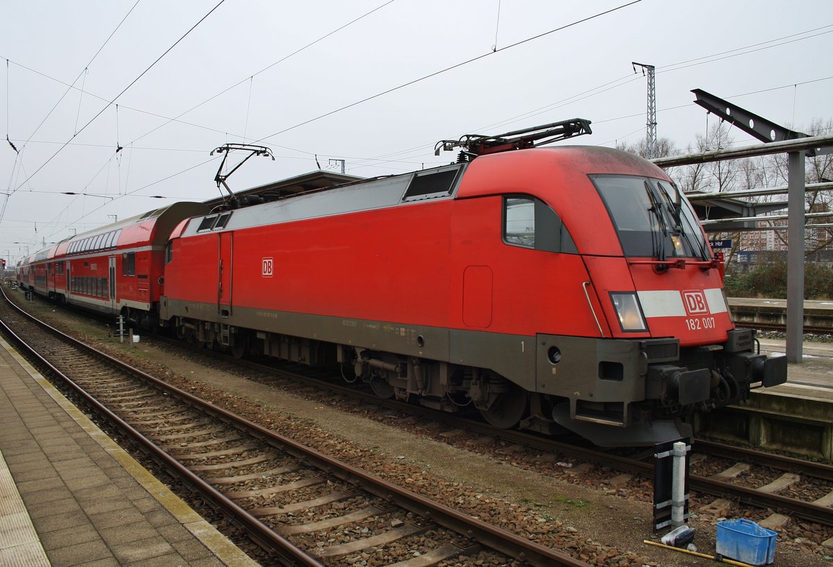 182 007 hat am 22.1.2017 mit einem RE5 (RE4356) von Wünsdorf-Waldstadt den Rostocker Hauptbahnhof erreicht.