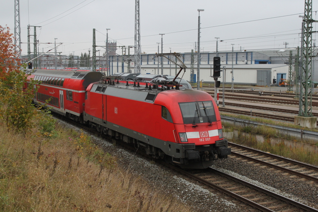 182 007 mit RE1(RE 4309)von Hamburg Hbf nach Rostock Hbf bei der Einfahrt im Rostocker Hbf.21.10.2016