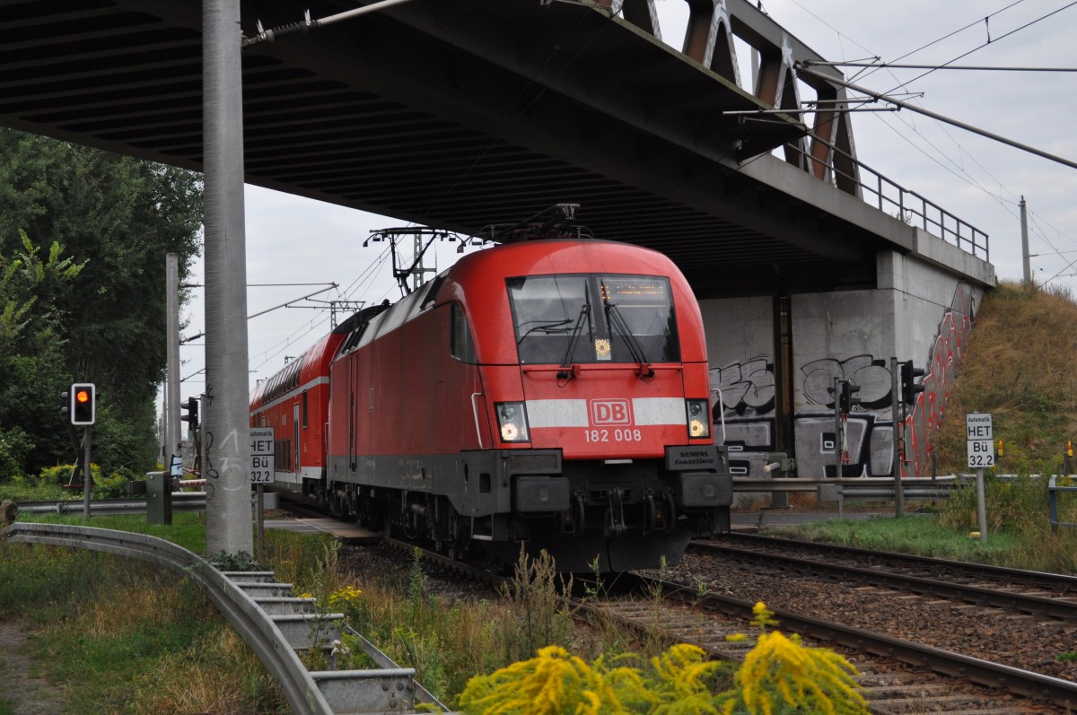 182 008 aus Brandenburg an der Havel nach Frankfurt Oder. Aufgenommen am 21.08.2013 zwischen Werder Havel und Potsdam Park Sanssouci.