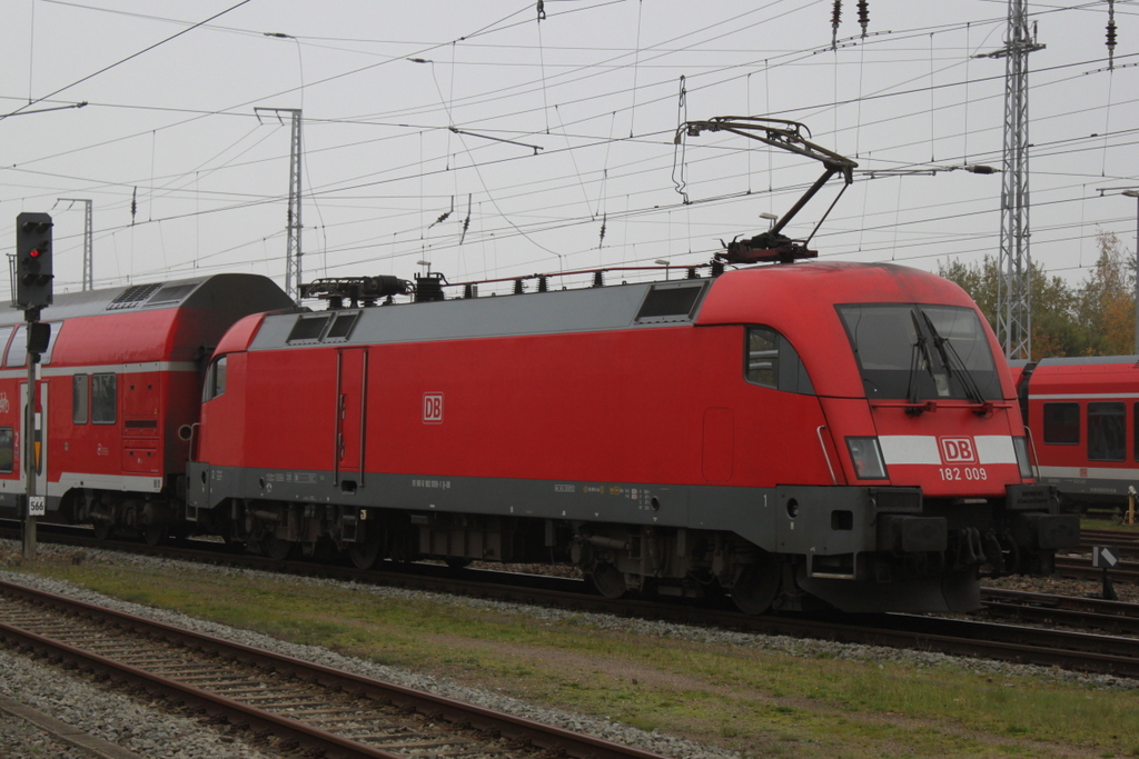 182 009-1 beim Rangieren am 15.10.2017 im Rostocker Hbf.