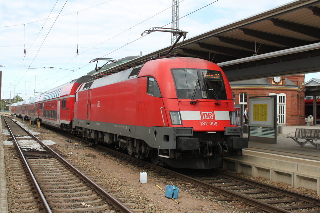 182 009-1 mit RE4310 von Rostock Hbf nach Hamburg Hbf kurz vor der Ausfahrt im Rostocker Hbf.19.08.2016 