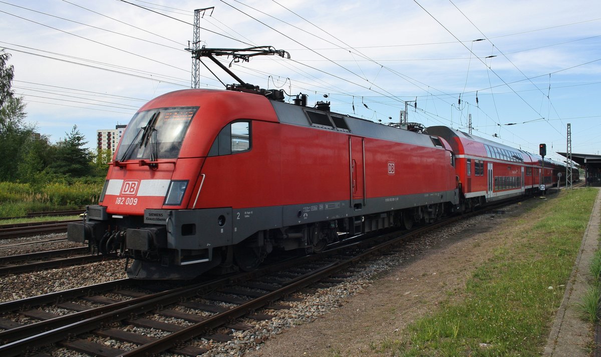 182 009 erreicht am 20.8.2016 mit einem RE1 (RE4309)  Hanse-Express  von Hamburg Hauptbahnhof nach Rostock Hauptbahnhof den Zielbahnhof. Aufgenommen vom Ende des vorgelagerten Bahnsteigs am Gleis 5.