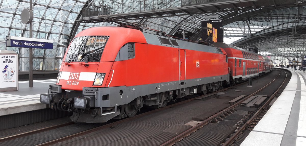 182 009 mit dem RE1 nach Eisenhüttenstadt fuhr am 14.12.2018 aus dem Berliner Hbf raus.