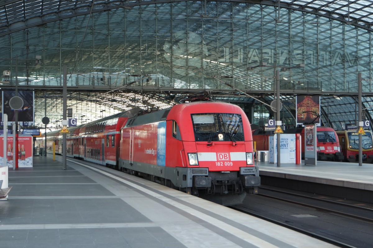 182 009 mit einen RE am Haken verlässt am 18.07.2015 den Berliner Hauptbahnhof.
