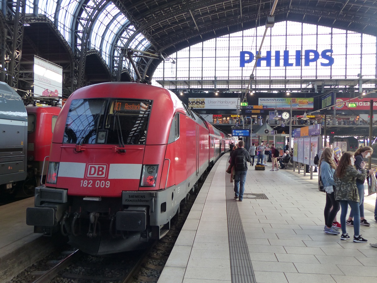 182 009 mit RE nach Rostock in Hamburg Hbf, 28.03.17