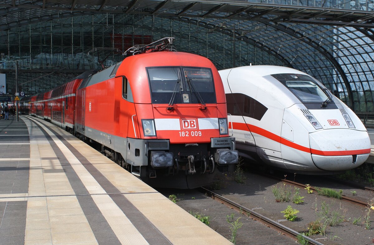 182 009 trifft am 07.08.2021 mit dem RE1 (RE3179) von Brandenburg Hauptbahnhof nach Frankfurt(Oder) im Berliner Hauptbahnhof auf 412 203 (7812 203-4) als ICE558 von Berlin Ostbahnhof nach Bonn Hauptbahnhof. 