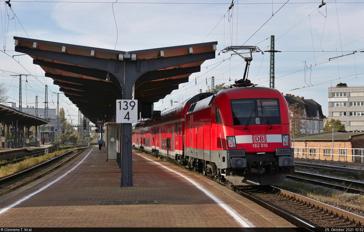 182 010-9 (Siemens ES64U2) hält im Bahnhof Magdeburg-Neustadt auf Gleis 4.

🧰 DB Regio Nordost
🚝 RE 3112 (RE1) Eisenhüttenstadt–Magdeburg Hbf
🕓 25.10.2021 | 10:52 Uhr