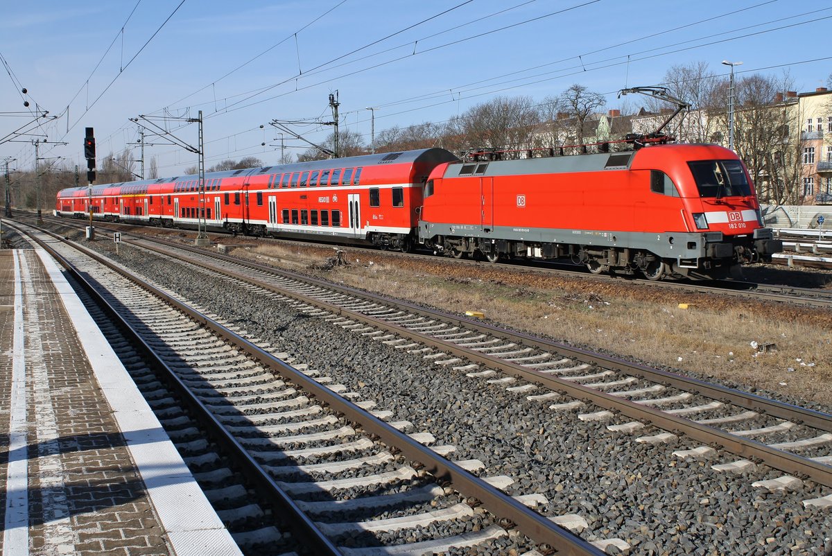 182 010 fährt am 18.3.2018 mit dem RE1 (RE3168) von Frankfurt(Oder) nach Brandenburg Hauptbahnhof aus Berlin Charlottenburg aus. 