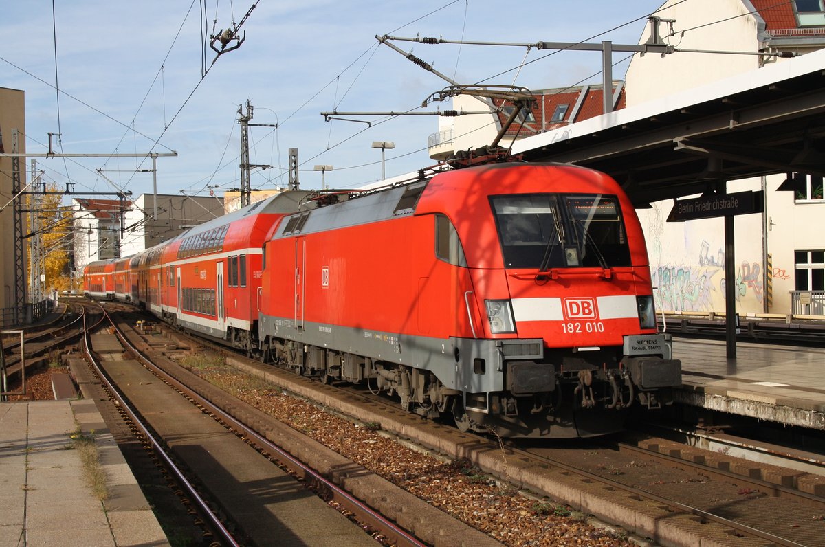 182 010 schiebt am 29.10.2016 den RE1 (RE18118) von Frankfurt(Oder) nach Magdeburg Hauptbahnhof über die Berliner Stadtbahn, soeben wird der Bahnhof Berlin Friedrichstraße gen Westen verlassen.