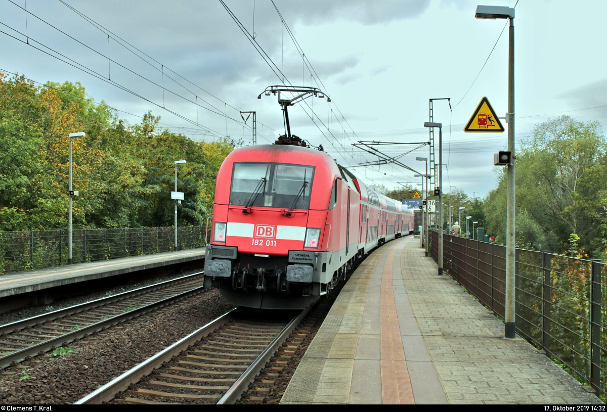 182 011-7 (Siemens ES64U2) von DB Regio Nordost als RE 3120 (RE1) von Frankfurt(Oder) nach Magdeburg Hbf steht im Hp Magdeburg Herrenkrug auf der Bahnstrecke Berlin–Magdeburg (KBS 201).
[17.10.2019 | 14:32 Uhr]