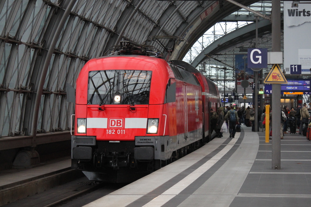 182 011 beim Fahrgastwechsel im Berliner Hbf Ziel der Reise sollte am 26.09.2014 Frankfurt(Oder)sein. 
