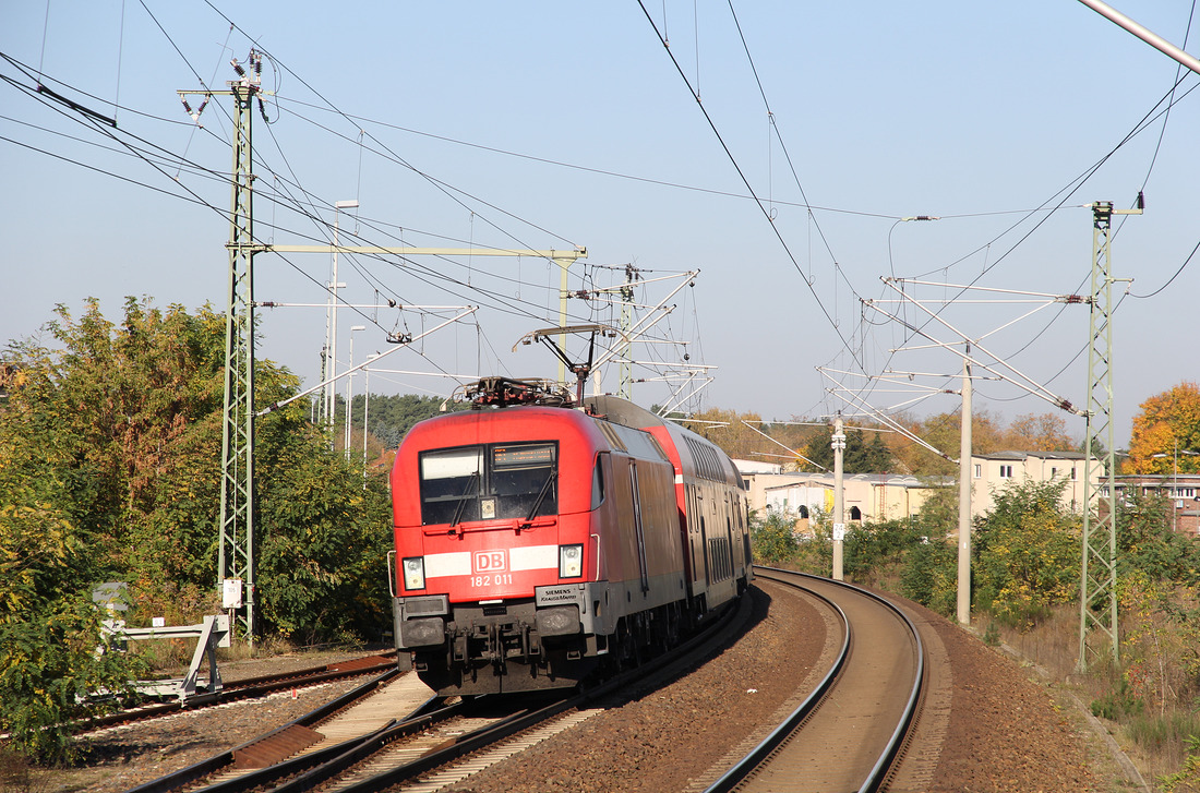 182 011 erreicht mit dem RE 1 den Bahnhof Erkner.
Dokumentiert am 16. Oktober 2017