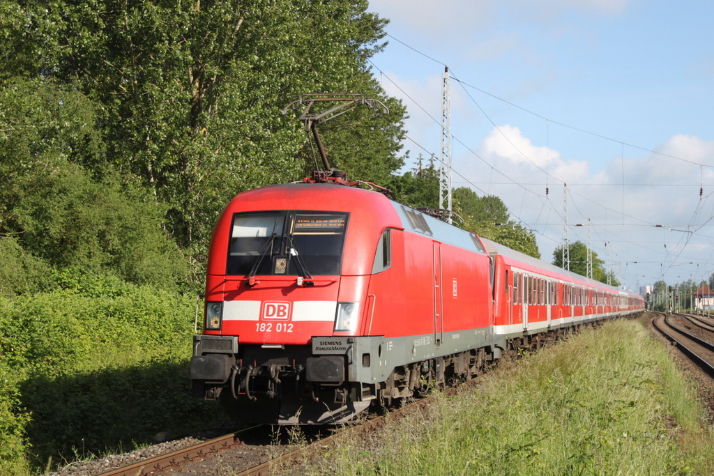 182 012-5 mit RE 13292 von Warnemünde nach Berlin-Ostbahnhof bei der Durchfahrt in Rostock-Bramow.05.06.2017