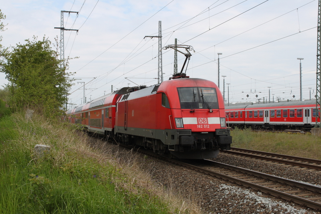 182 012-5 mit RE 4309(Hamburg-Rostock)bei der Einfahrt im Rostocker Hbf.12.05.2017