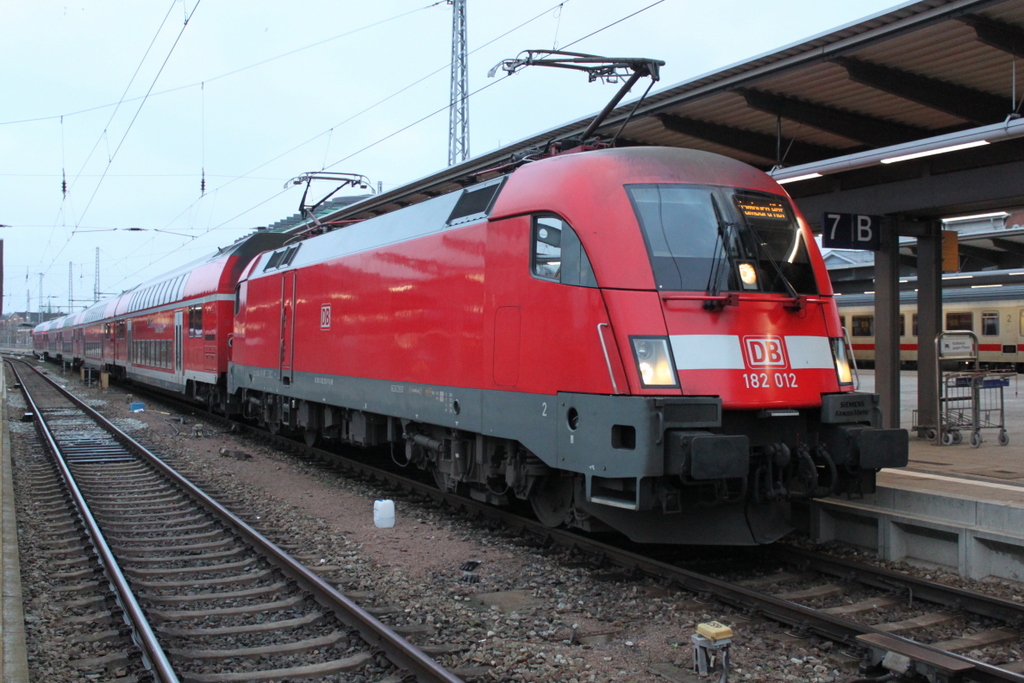 182 012-5 mit RE4304(Rostock-Hamburg)kurz vor der Ausfahrt im Rostocker Hbf.10.03.2017 