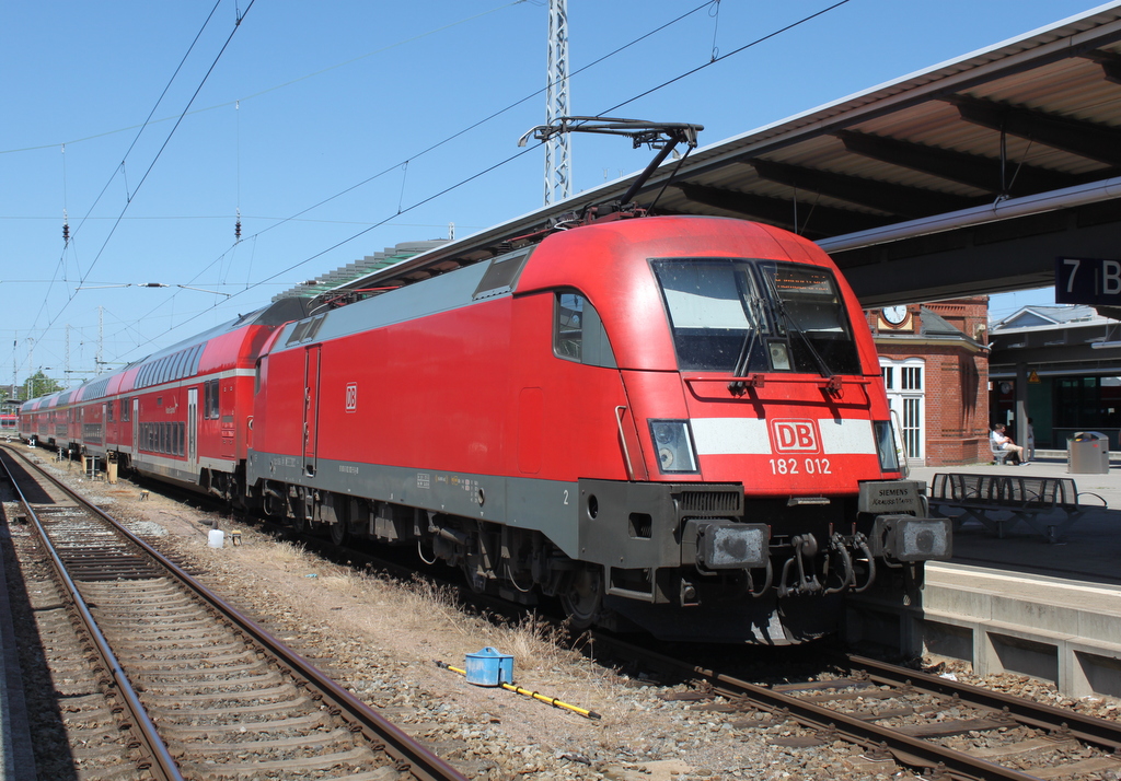182 012 mit RE 4310(Rostock-Hamburg)kurz vor der Ausfahrt im Rostocker Hbf.14.06.2019