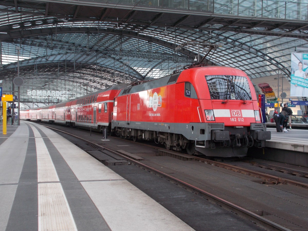 182 012 schob,am 25.Oktober 2014,einen RE in den Berliner Hbf.