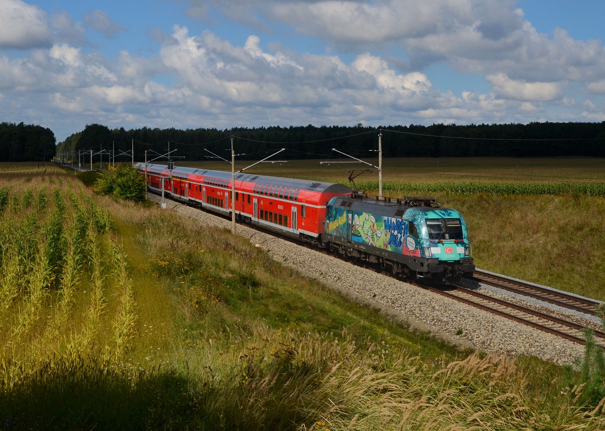 182 013 mit einem RE nach Frankfurt (Oder) am 27.08.2014 bei Frankfurt-Rosengarten. 
