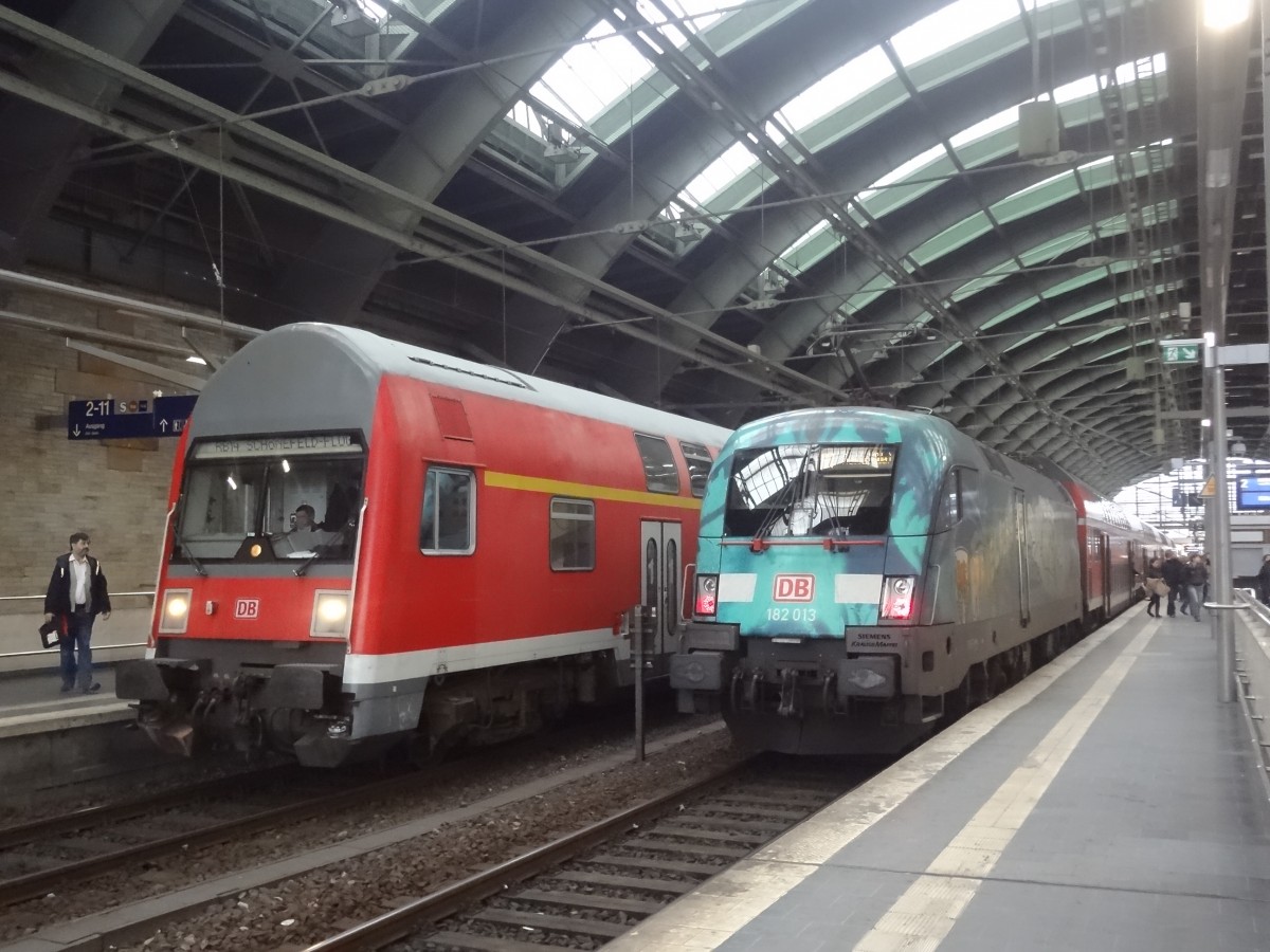182 013 und eine RB-Garnitur, angefhrt von einem DABbuzfa 776, stehen in Berlin Ostbahnhof. (Herbst 2013)