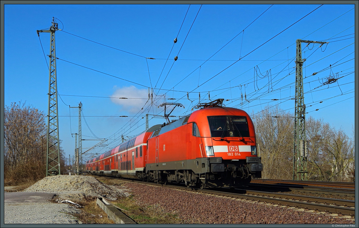 182 014 der DB Regio beschleunigt den RE 1 von Magdeburg nach Frankfurt (Oder) kurz vor der Magdeburger Elbbrücke. (27.02.2022)