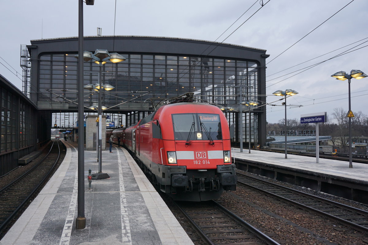 182 014 wartet mit dem InterRegioExpress am 25.02.2017 auf die Ausfahrt nach Hamburg. Berlin Zoo