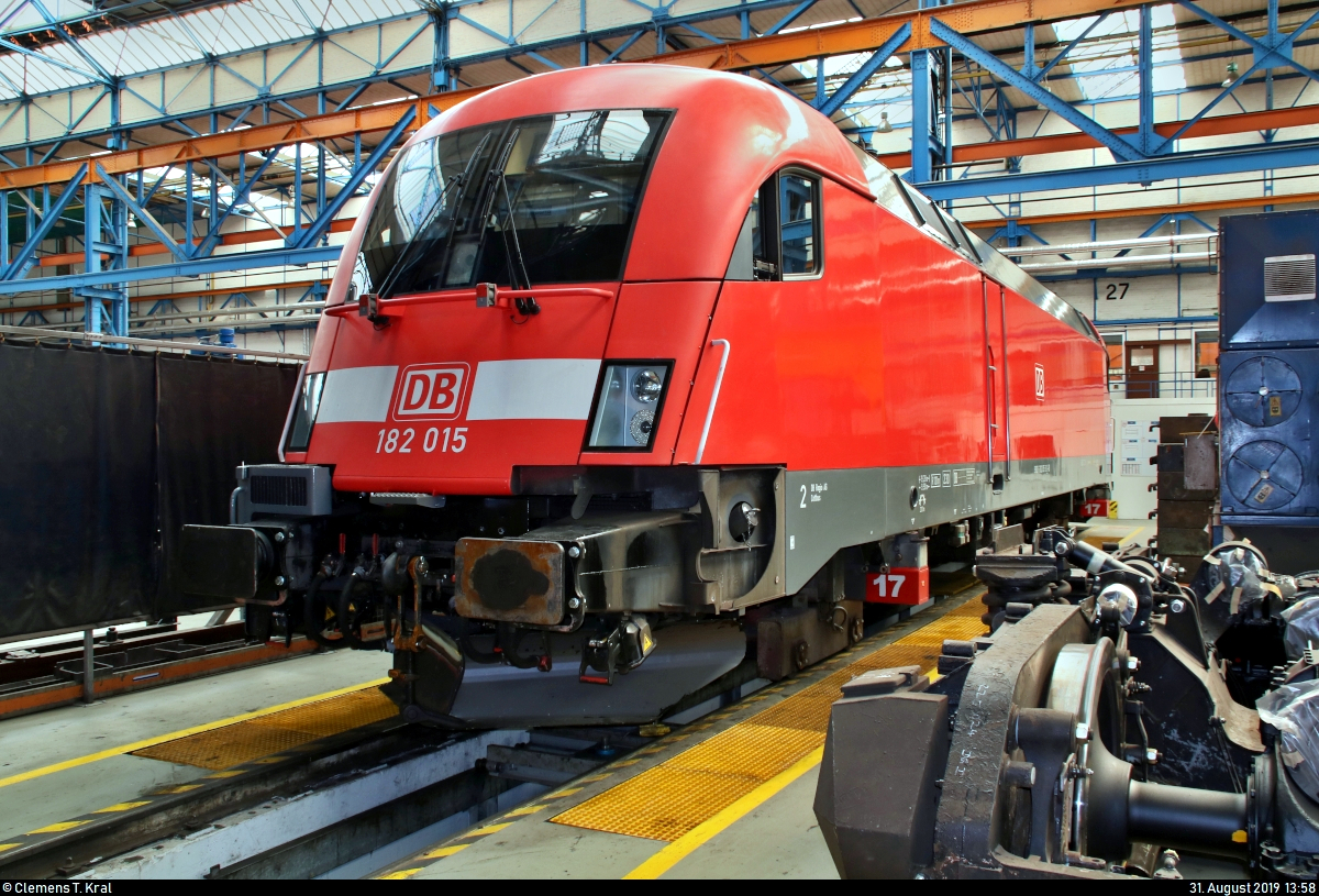 182 015-8 (Siemens ES64U2) von DB Regio Nordost steht in der Werkhalle 1 des DB Werk Dessau (DB Fahrzeuginstandhaltung GmbH).
Aufgenommen während des Tags der offenen Tür anlässlich 90 Jahre Instandhaltung elektrischer Lokomotiven.
[31.8.2019 | 13:58 Uhr]