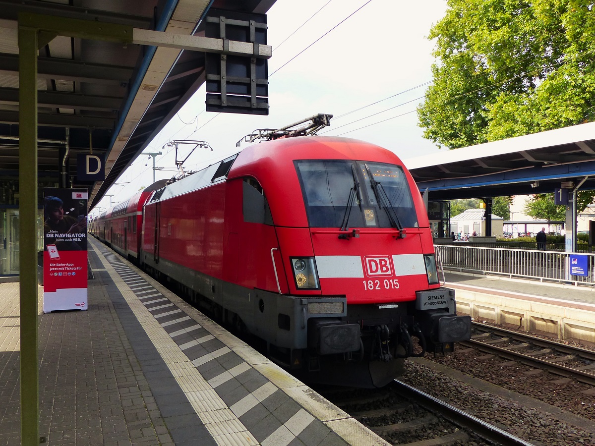 182 015 mit RE nach Frankfurt O. in Brandenburg Hbf, 26.09.17