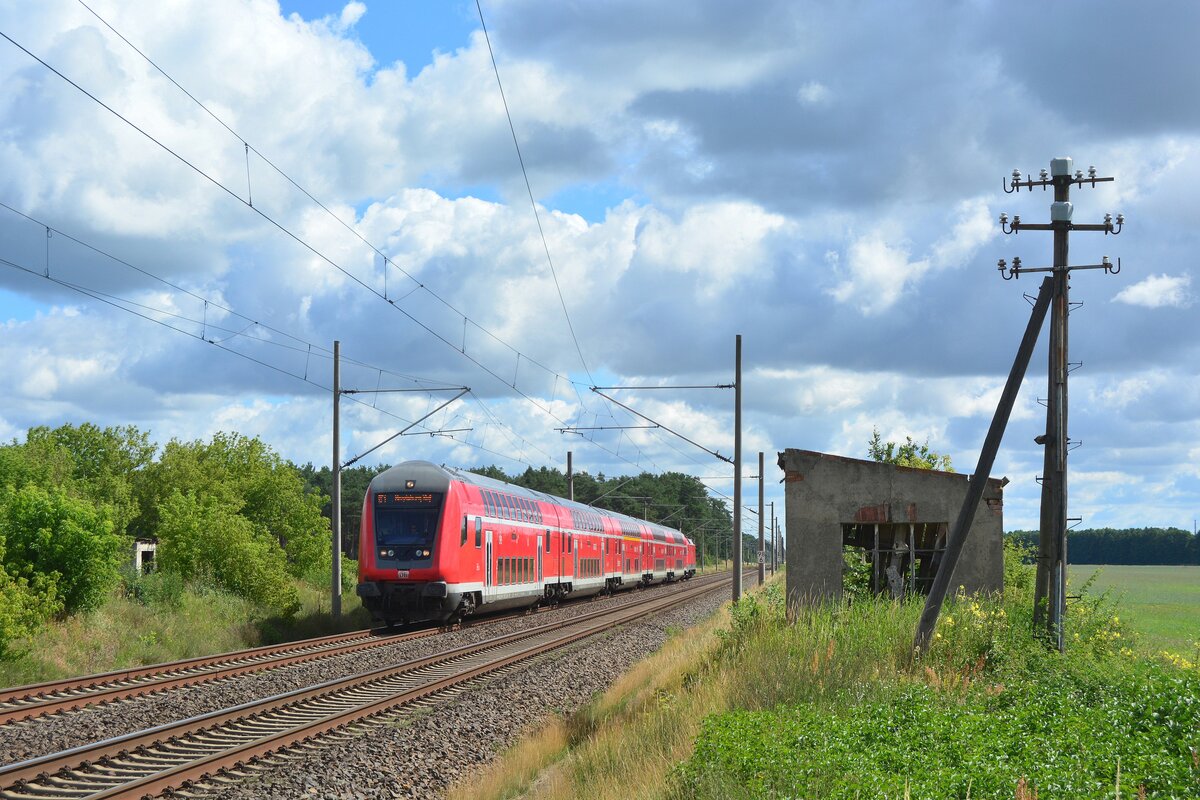 182 015 schiebt ihren RE am ehelamigen Bahnhof Bergzow Parchen vorbei gen Magdeburg.

Bergzow 11.07.2020