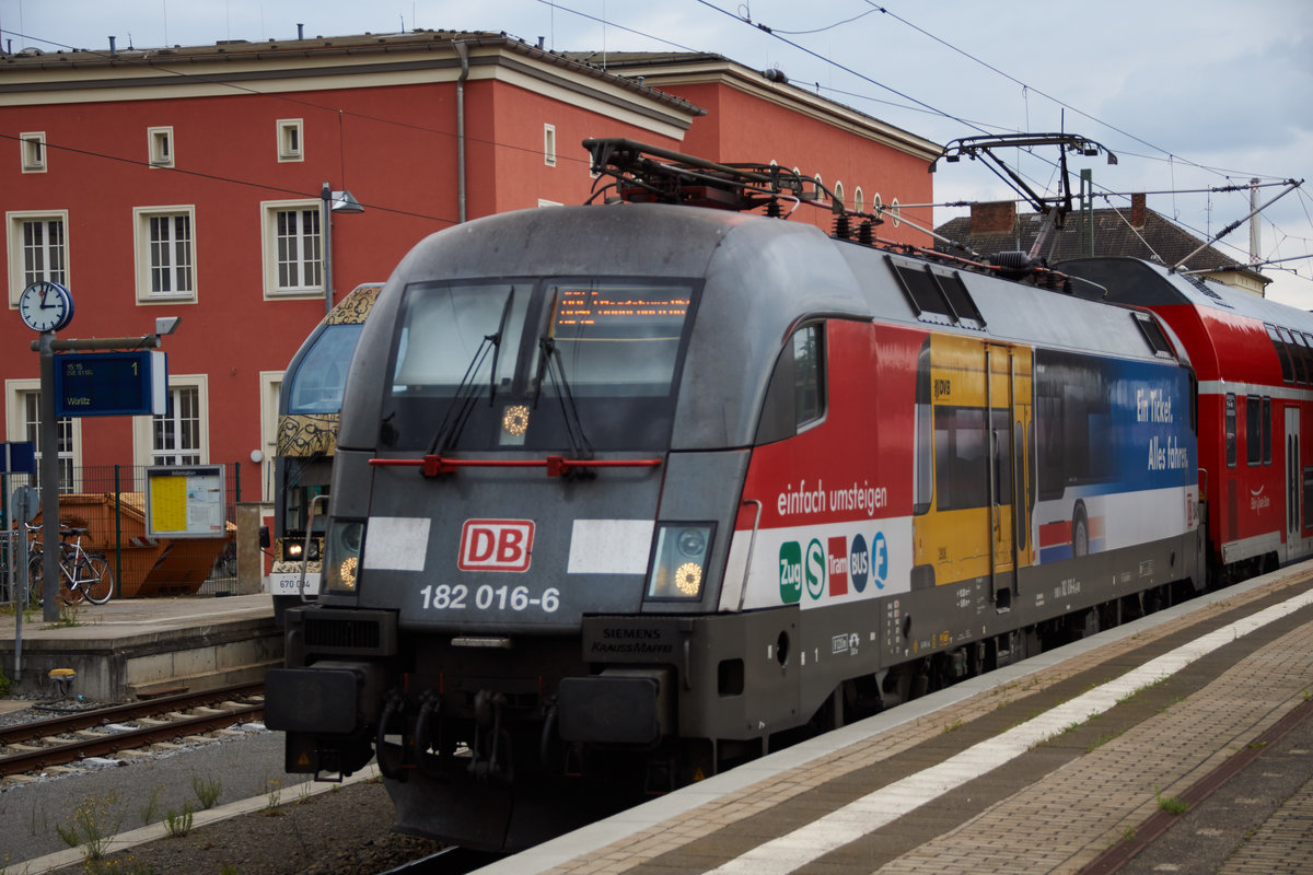 182 016-6 ist am 14.07.16 als RB 52 nach Magdeburg unterwegs gesehen im Bhf. von Dessau.